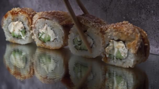 Суші Стоять Рядочком Людина Бере Паличками Їжі Японська Кухня Суші — стокове відео