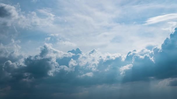 Fehér Bolyhos Felhők Lassan Lebegnek Kék Nappali Égbolton Gyönyörű Levegős — Stock videók