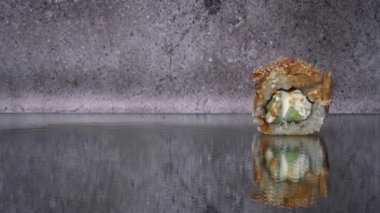 Suşi sıraya dizilir ve bir insan onları yemek için çubuklarla alır. Bir restoranda Japon mutfağı suşisi. Somon ve sebzeli suşi. Japon restoran menüsü. Yan görünüm.