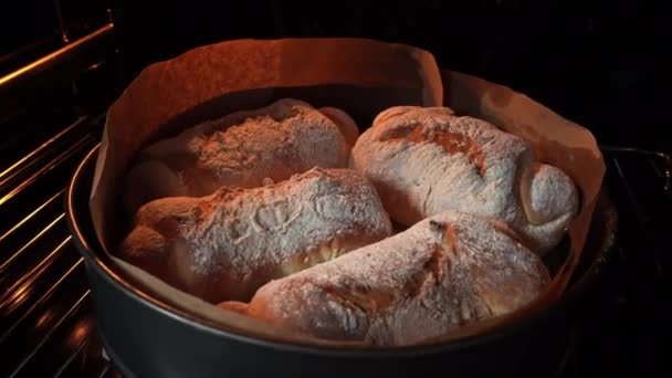 Chleb Domowej Roboty Jest Pieczony Piekarniku Bliska Organiczny Świeży Chleb — Wideo stockowe