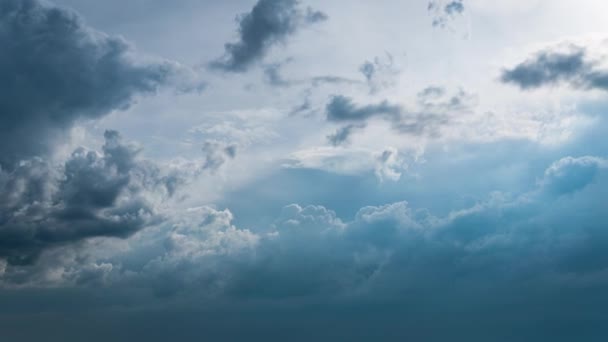 Nuvole Bianche Morbide Galleggiano Lentamente Attraverso Timelapse Blu Del Cielo — Video Stock