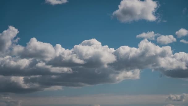 Белые Пушистые Облака Медленно Плывут Синему Дневному Небу Прекрасное Небо — стоковое видео