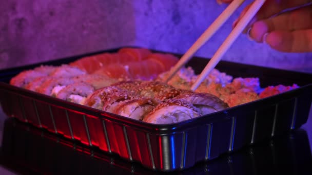 Sushi Dürümleri Yakın Plan Suşi Için Yemek Çubuklarıyla Alınır Bir — Stok video