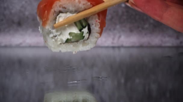 寿司卷与筷子近距离放置在一起 在餐馆里吃日本料理寿司 寿司卷鲑鱼和蔬菜 日本餐馆菜单 侧视图 — 图库视频影像
