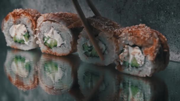 Sushi Pie Una Fila Una Persona Los Toma Con Palillos — Vídeo de stock