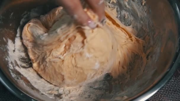 Teig Von Weiblichen Händen Einer Schüssel Großaufnahme Kneten Hausgemachte Mehlkuchen — Stockvideo