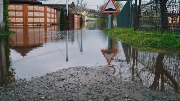 Översvämmade Bostadshus Flodutsläpp Översvämning Grund Översvämning Vårfloden Liten Flod Ekologisk — Stockvideo