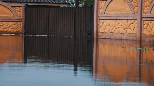 Overstroomde Huizen Rivieruitbarsting Overstroming Door Overstroming Lente Vloed Van Een — Stockvideo