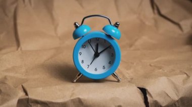 Klasik çalar saatin elleri saati sayar. Zaman hızla akıyor. İşe gitmek için uyanmak. Sabah bir çalar saatle uyanırsın. Bir saatliğine gidelim. Çabuk uyan..