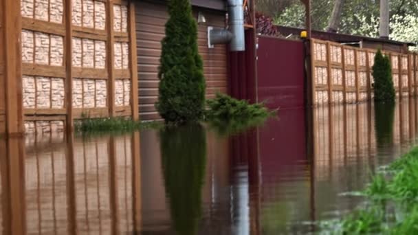 Översvämmade Bostadshus Flodutsläpp Översvämning Grund Översvämning Vårfloden Liten Flod Ekologisk — Stockvideo