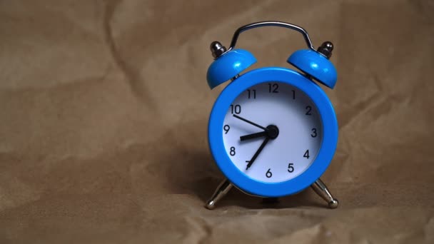 Die Zeiger Des Klassischen Weckers Zählen Die Zeit Die Zeit — Stockvideo
