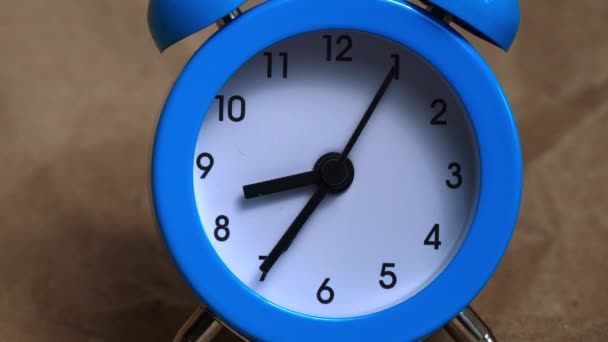 Las Manos Del Reloj Despertador Clásico Cuentan Hora Tiempo Corre — Vídeos de Stock