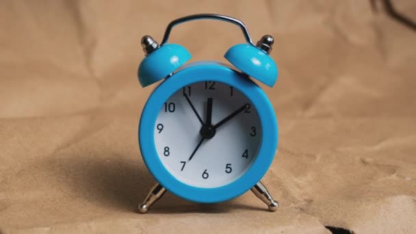 古典的な目覚まし時計の手は時間を数える 時間は速く走っている 仕事のために目を覚ますことができます 目覚まし時計で朝起きてください １時間で行きましょう 早く起きろ — ストック動画