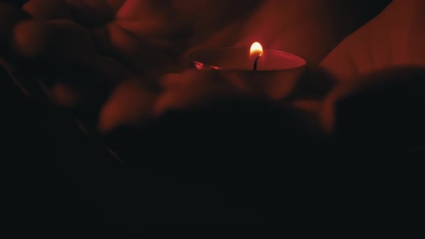 Руки Людей Тримають Свічку Червоному Освітленні Крупним Планом Парафінова Свічка — стокове відео