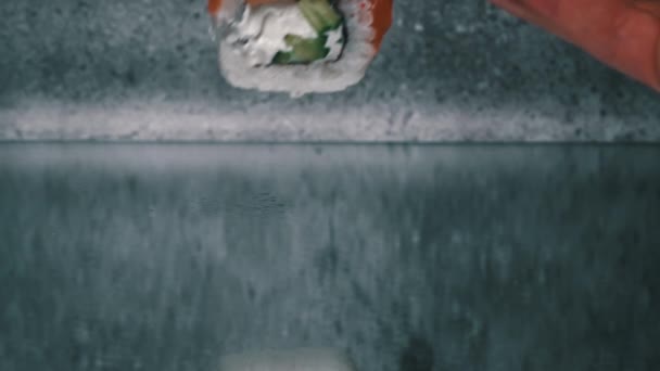 Rolos Sushi São Colocados Com Pauzinhos Perto Sushi Cozinha Japonesa — Vídeo de Stock