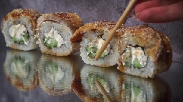 Суші Стоять Рядочком Людина Бере Паличками Їжі Японська Кухня Суші — стокове відео