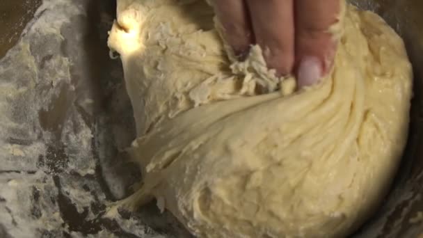 用女性的手在一个碗里揉搓面团 自制的面粉蛋糕 用你的手在慢速的钼有机新鲜面包中揉搓粘面团 贝克在面包店烘焙食物 — 图库视频影像