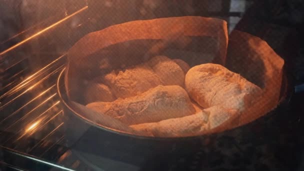 自家製パンはオーブンのクローズアップで焼き上げられます 有機新鮮なパン パンは立ち上がり 新鮮なシアバッタだ ベイカーはパン屋で食べ物を焼く — ストック動画