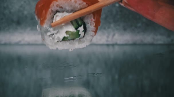 Суші Рулони Розміщені Паличками Зблизька Японська Кухня Суші Ресторані Суші — стокове відео