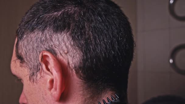 Homme Coupe Cheveux Avec Tondeuse Vue Dos Lent Barbier Donnant — Video