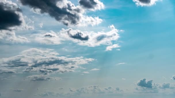 Nubes Blancas Esponjosas Flotan Lentamente Través Del Cielo Azul Diurno — Vídeos de Stock