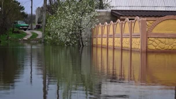 洪水の住居 川の流出 洪水による洪水 小さな川の春の洪水 生態学的大惨事 地球温暖化の問題 — ストック動画