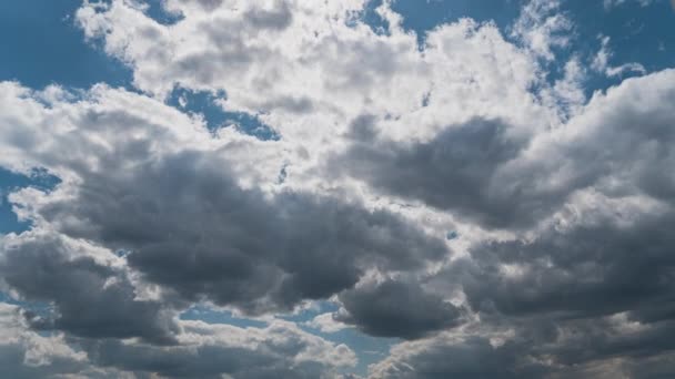 Witte Pluizige Wolken Zweven Langzaam Door Blauwe Tijdspanne Van Daghemel — Stockvideo