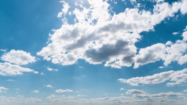 Norii Albi Pufoși Plutesc Încet Prin Cerul Albastru Timpul Zilei — Videoclip de stoc