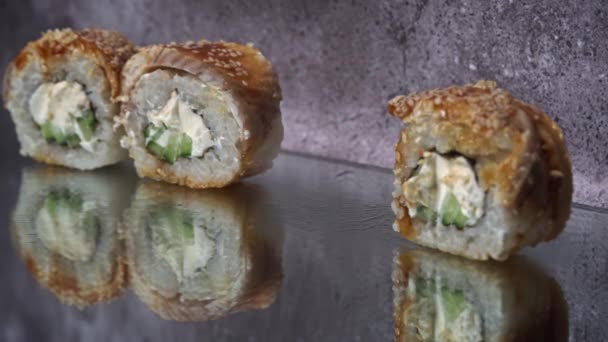 Sushi Stoi Rzędzie Człowiek Zabiera Pałeczkami Jedzenia Kuchnia Japońska Sushi — Wideo stockowe