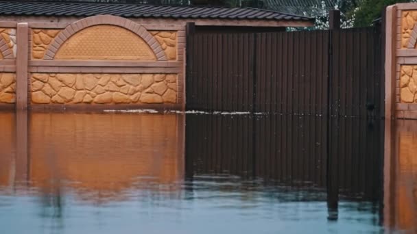 Πλημμυρισμένα Σπίτια Διαρροή Ποταμού Πλημμύρα Λόγω Πλημμύρας Ανοιξιάτικη Πλημμύρα Ενός — Αρχείο Βίντεο