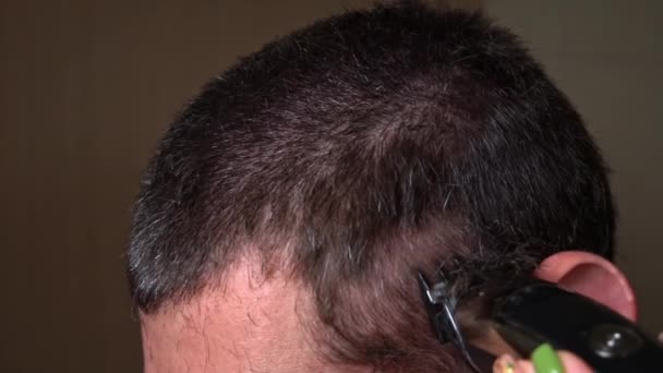Adam Saç Kesimi Kırpıcı Tarafı Ağır Çekimde Berber Erkek Müşteriye — Stok video