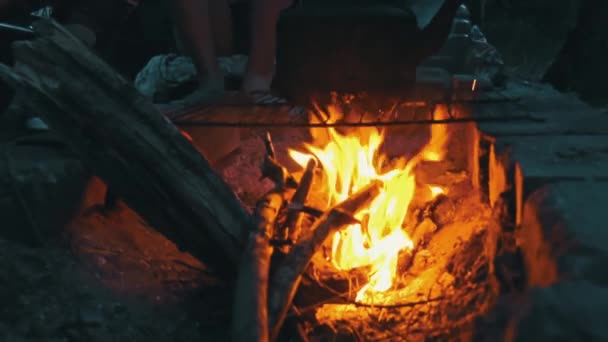 Kettle Fierbe Foc Deschis Timp Noapte Picnic Pădure Fierbătorul Este — Videoclip de stoc