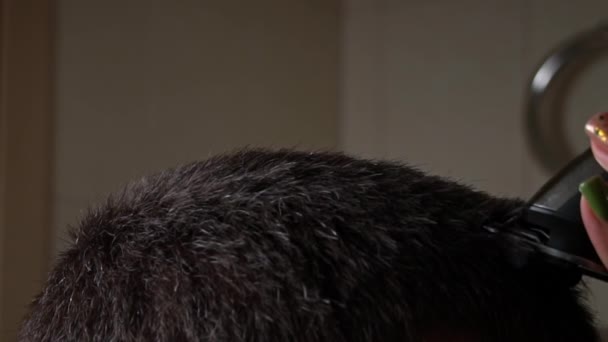 男人剪短短发的特写镜头在慢镜头 理发师给男性客户剪短发 专业理发师用剪子剪年轻人的头发 电动剃须刀的男人 — 图库视频影像