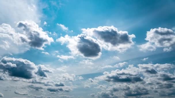 Nubes Blancas Esponjosas Flotan Lentamente Través Del Cielo Azul Diurno — Vídeos de Stock