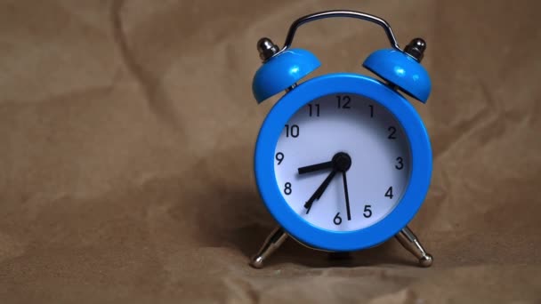 古典的な目覚まし時計の手は時間を数える 時間は速く走っている 仕事のために目を覚ますことができます 目覚まし時計で朝起きてください １時間で行きましょう 早く起きろ — ストック動画