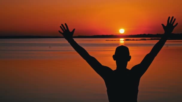 Silhouettes Man Raised Hands Sunset Alone Pensive Man Sits Water — Stock Video