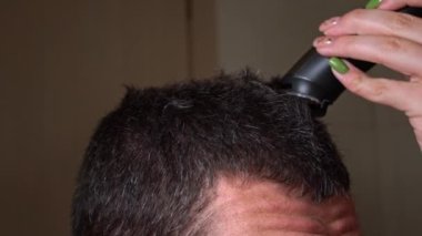 Adam saç kesimi ve kırpıcı tarafı ağır çekimde. Berber erkek müşteriye kısa saç kesimi yapıyor. Profesyonel kuaför, gençlerin saçını makasla keser. Elektrikli traşlı erkek kuaförü.