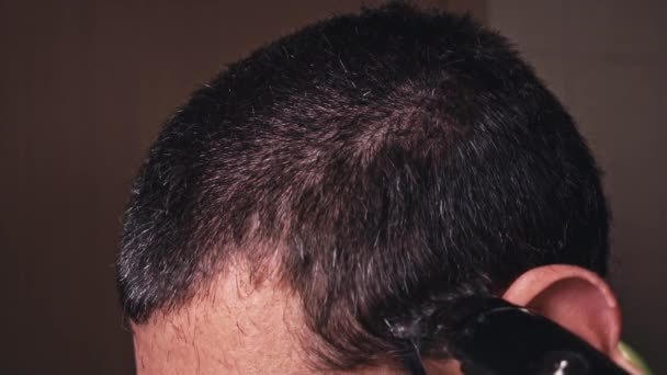 男人的发型 剪短的侧面看在慢镜头中 理发师给男性客户剪短发 专业理发师用剪子剪年轻人的头发 电动剃须刀的男人 — 图库视频影像