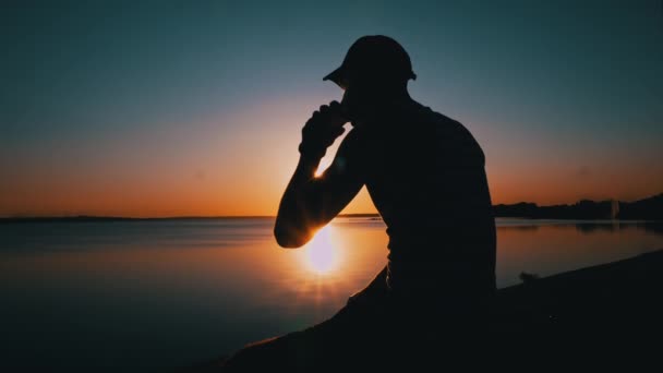 Sylwetka Mężczyzny Zachodzie Słońca Pijącego Samotnie Kawę Zamyślony Mężczyzna Siedzi — Wideo stockowe