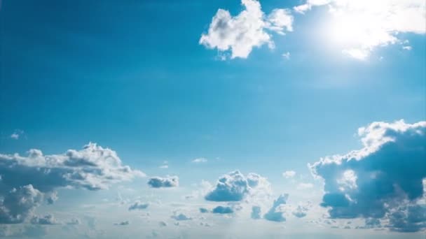 Vita Fluffiga Moln Flyter Långsamt Genom Den Blå Dagtid Himlen — Stockvideo