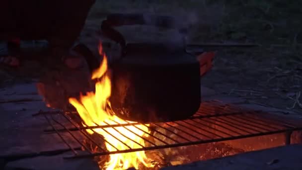 Czajnik Gotuje Się Otwartym Ogniu Nocy Piknik Lesie Czajnik Się — Wideo stockowe