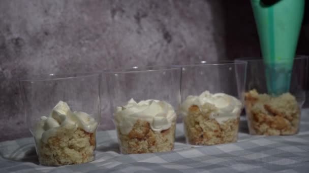 컨페셔너는 투명한 컵에서 트리플 케이크를 수집합니다 안경에 맛있는 케이크 유리에서 — 비디오