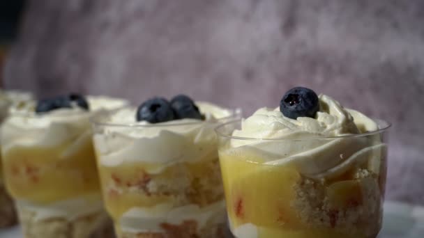 Confectioner Recueille Des Gâteaux Dans Des Tasses Transparentes Délicieux Gâteaux — Video
