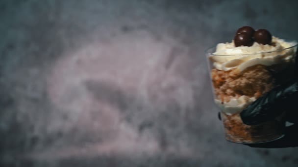 Konditor Sammelt Kleinigkeiten Durchsichtigen Tassen Leckere Kuchen Glas Zubereitung Des — Stockvideo