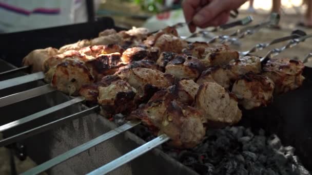 Kebab Jest Smażony Szaszłykach Grillu Soczyste Piękne Mięso Jest Gotowane — Wideo stockowe
