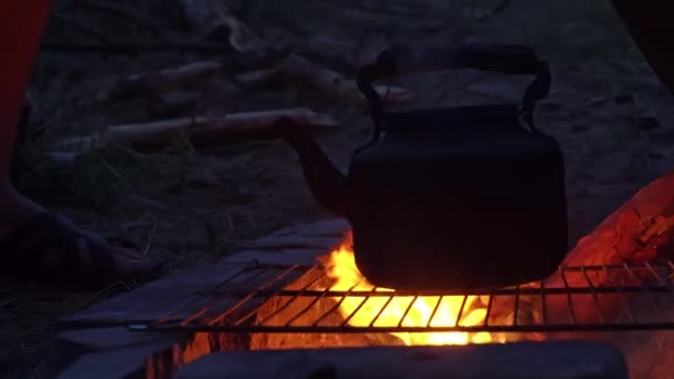 Vízforraló Éjszaka Felforr Egy Nyitott Tűzön Piknik Erdőben Kanna Lángokban — Stock videók
