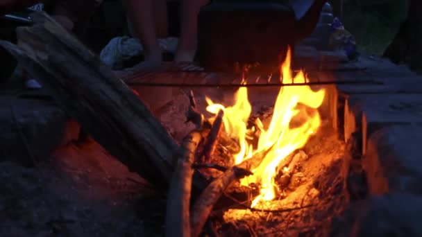 Czajnik Gotuje Się Otwartym Ogniu Nocy Piknik Lesie Czajnik Się — Wideo stockowe