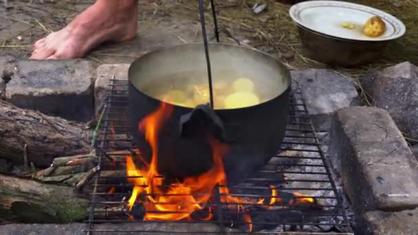 Kartoffeln Werden Tagsüber Einem Großen Kessel Über Offenem Feuer Gekocht — Stockvideo