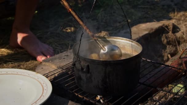 Las Papas Cocinan Caldero Grande Sobre Fuego Abierto Durante Día — Vídeos de Stock