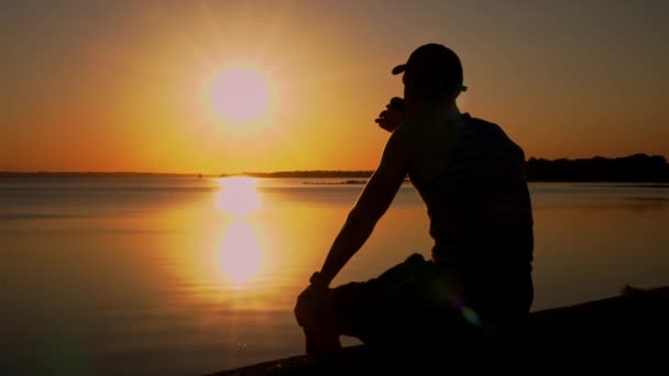 Silhouette Man Sunset Drinking Coffee Alone Pensive Man Sits Water — Stock Video